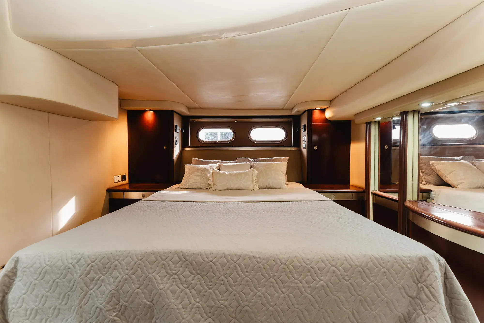 58 ft yacht blue land (18)