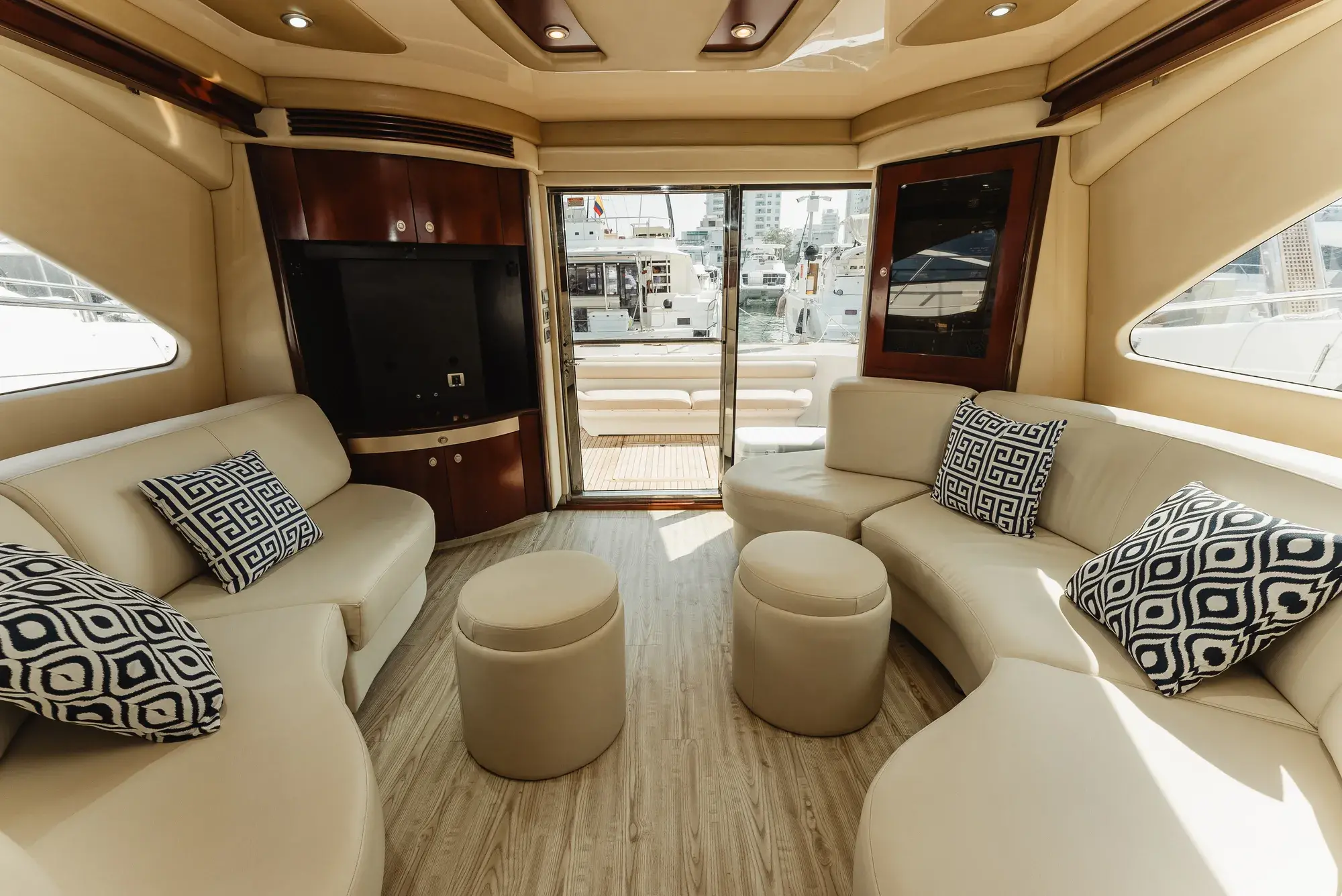 58 ft yacht blue land (47)