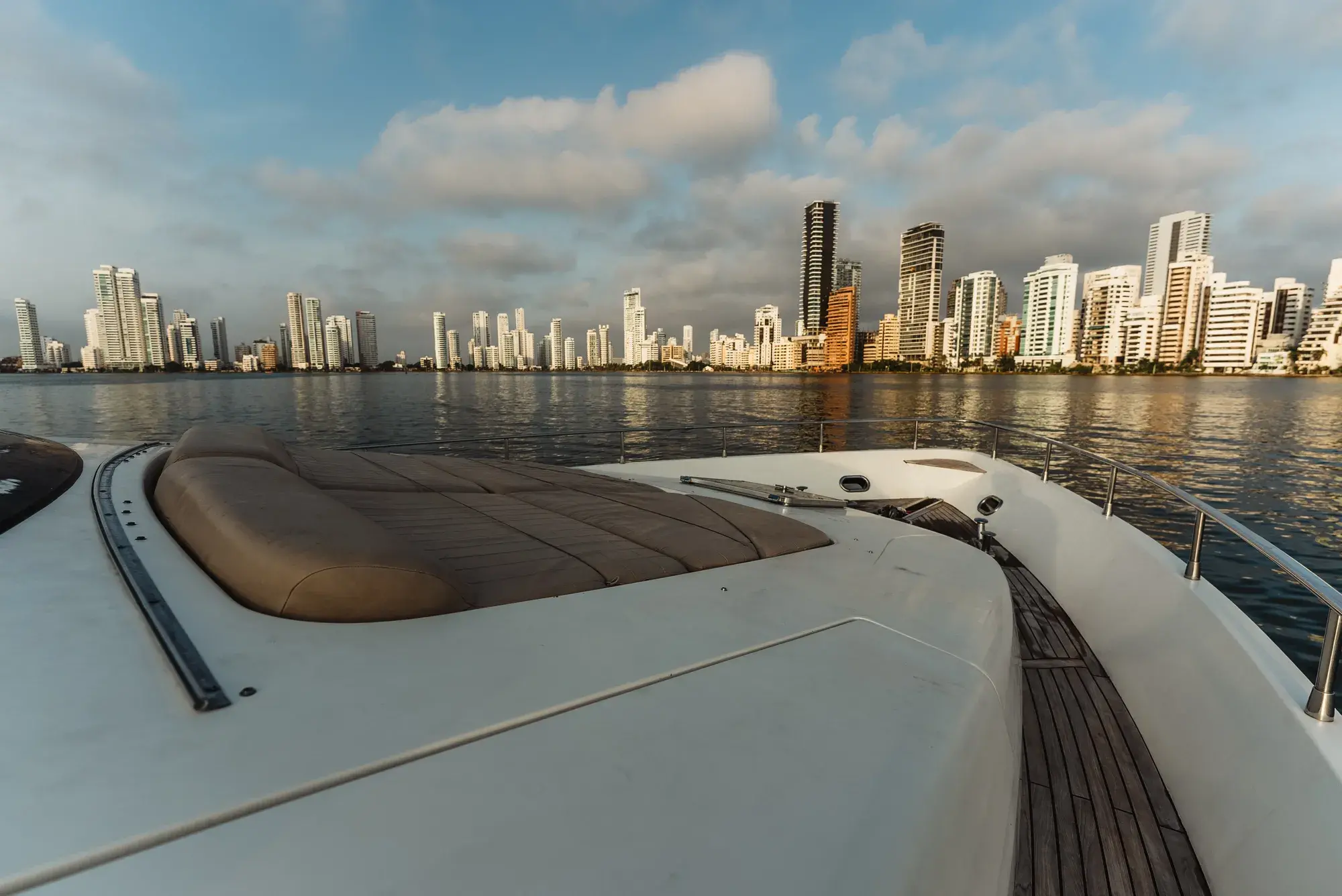 70 ft yacht sea land (1)